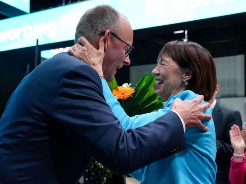 CDU-Parteitag: Auf Party zeigt sich Merz plötzlich ganz intim mit Ehefrau