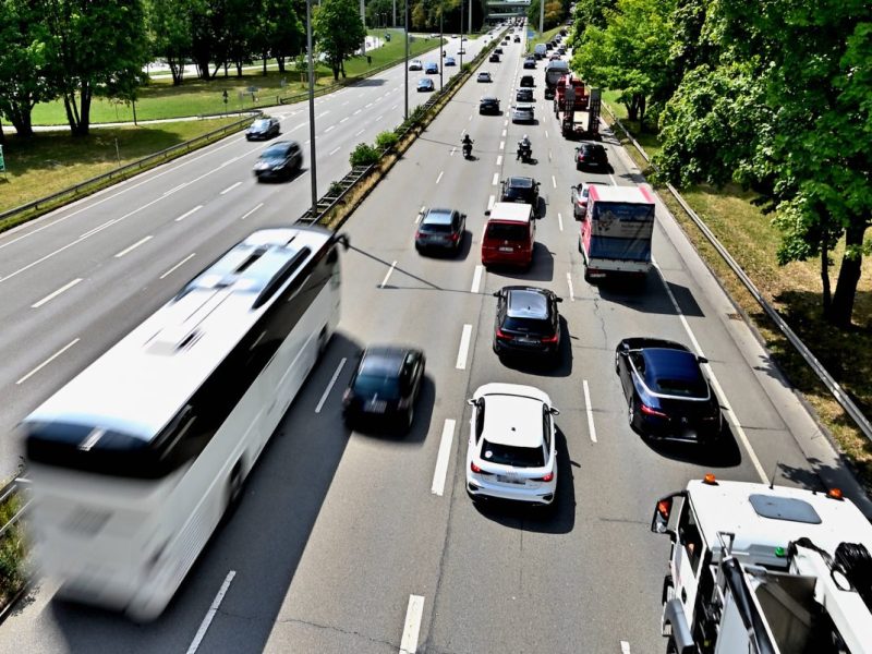 Verkehr: Ein Fehler könnte dich beim Autofahren viel Geld kosten – so kannst du vorsorgen