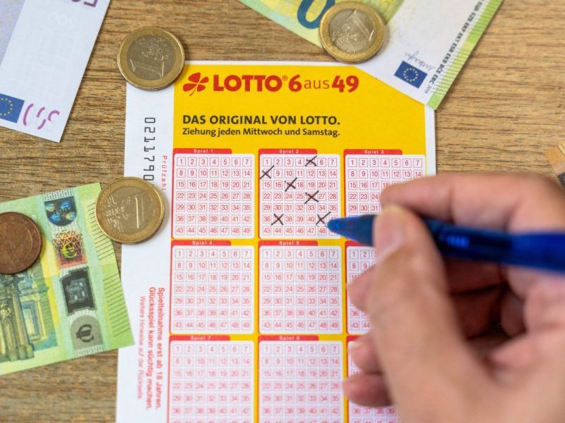 Lotto-Spieler wird über Nacht zum Milliardär – unfassbar, was seine Familie dann macht