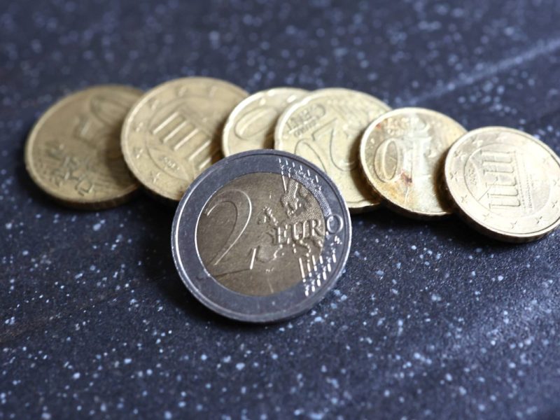 Schwarze 2-Euro-Münze offiziell auf dem Markt – dieses Detail könnte sie wertvoll machen