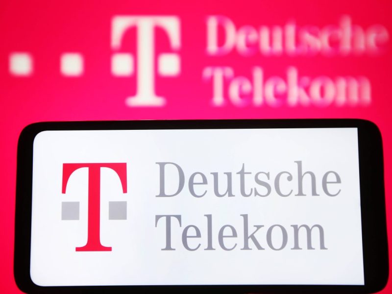 Telekom: Üble Nachricht wird publik – Fußball-Fans sind jetzt in Gefahr!