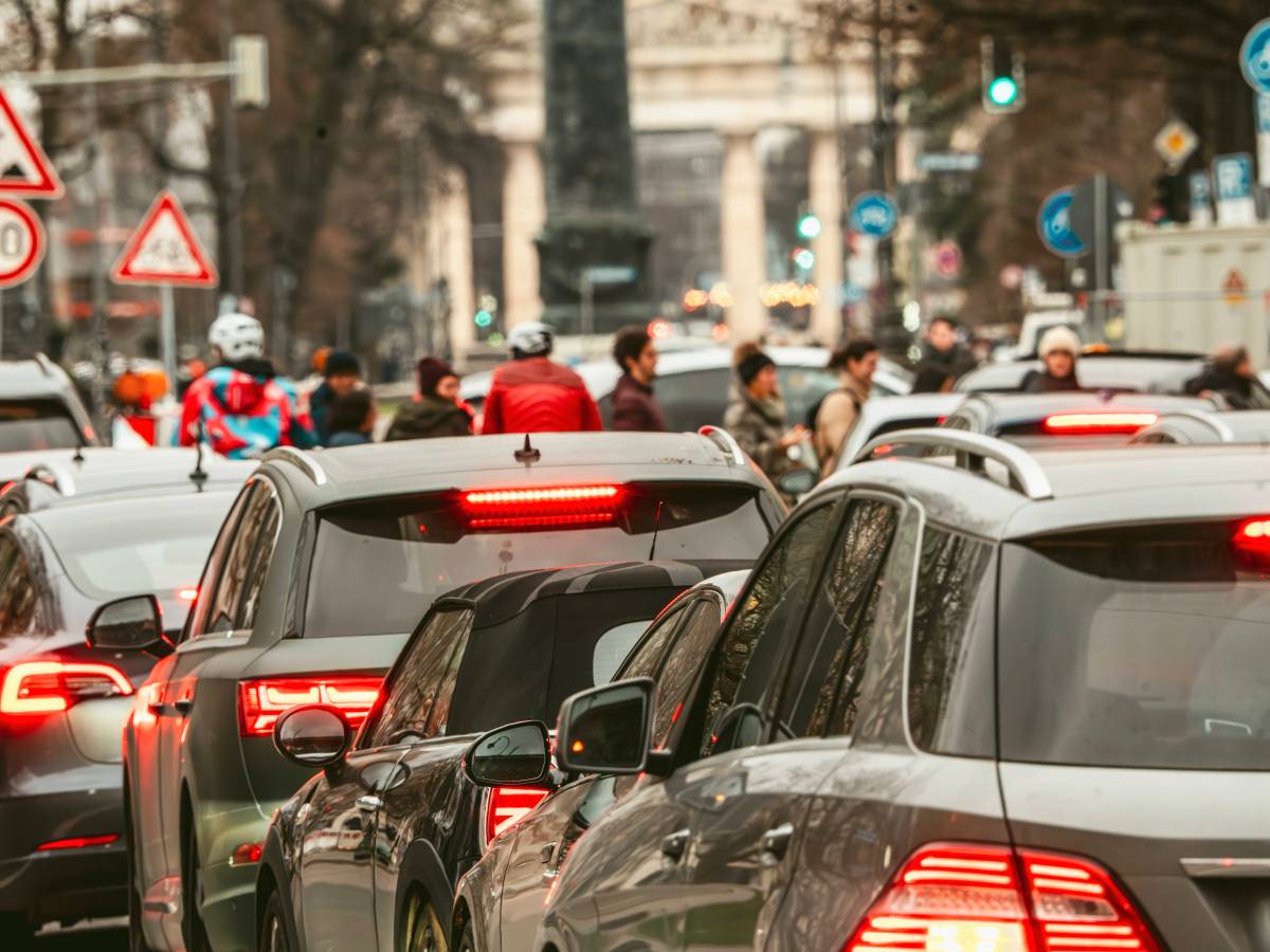 Stau im Berufsverkehr, Brienner Straße am Freitagnachmittag, München, März 2024 Deutschland, München, März 2024, Stau in der Brienner Straße, Rush Hour am Freitagnachmittag, Autos im Stop and Go, Berufsverkehr in der Innenstadt, Fußgänger überqueren die Straße, im Hintergrund der Königsplatz
