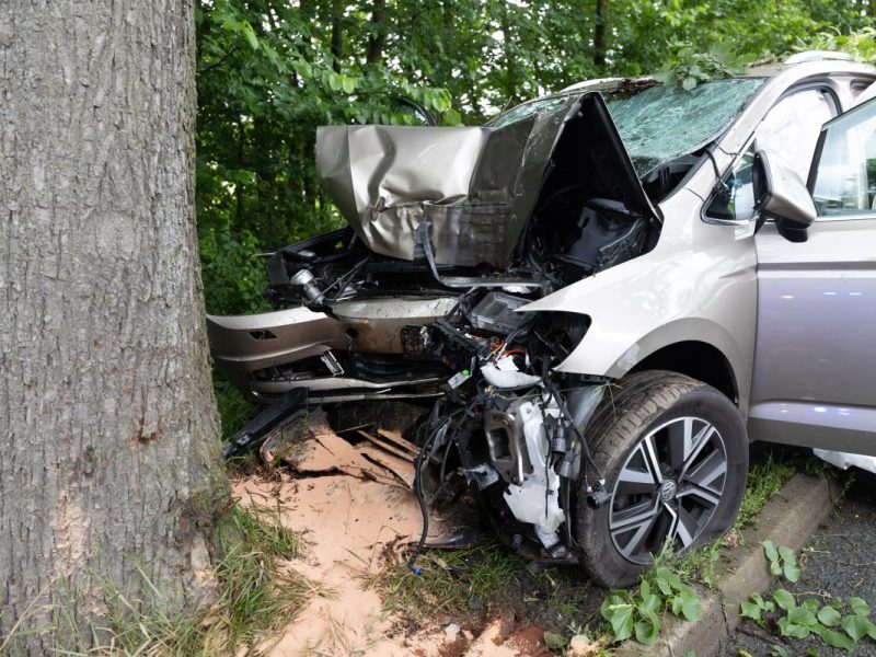 Thüringen: VW-Fahrer kracht gegen Baum – er hat keine Überlebenschance
