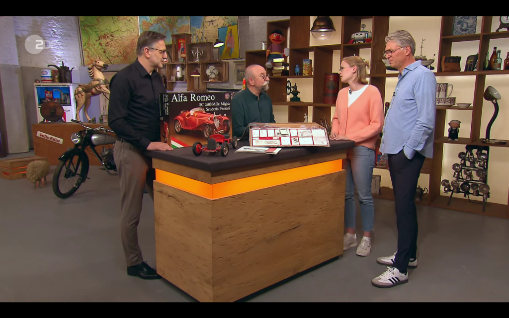 Händler Detlev (links) und Moderator Horst Lichter sind ganz angetan von dem Modell-Auto von Annika und Papa Christoph.