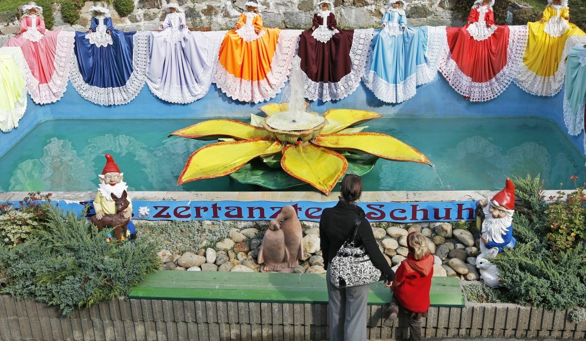 Szene aus dem Märchen - Der zertanzte Schuh - im Freizeitpark - Märchenwald - in Saalburg, Thüringer Meer (Symbolbild)