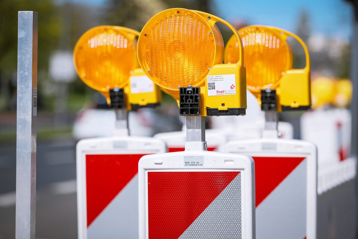 Eine Straßensperrung wegen einer Baustelle, Baustellenabsperrung in Erfurt (Symbolbild)