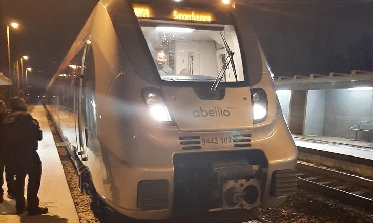 An diesen Zug klammerte sich der 40-Jährige fest.