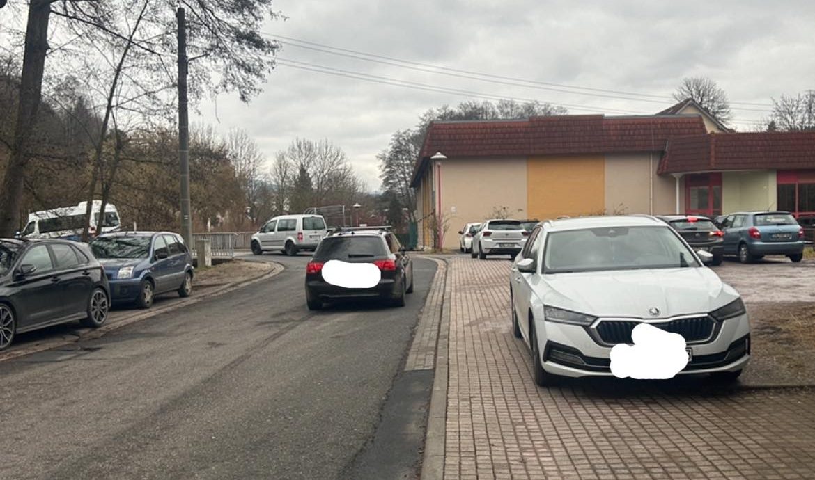 Exemplarisch: An einer Grundschule in Suhl parken offenbar einige Eltern, wo sie wollen.