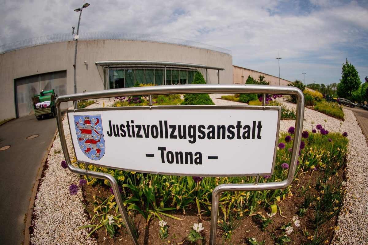 In Tonna soll ein Häftling mehrere Menschen niedergestochen haben.