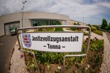 In Tonna soll ein Häftling mehrere Menschen niedergestochen haben.