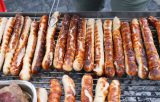 Bratwürste auf einem Holzkohlegrill in Thüringen (Symbolbild)