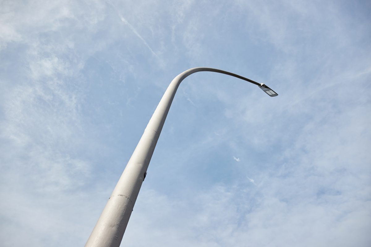 Eine Straßenlaterne vor einem blauen Himmel in Erfurt (Symbolbild)