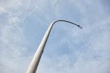 Eine Straßenlaterne vor einem blauen Himmel in Erfurt (Symbolbild)