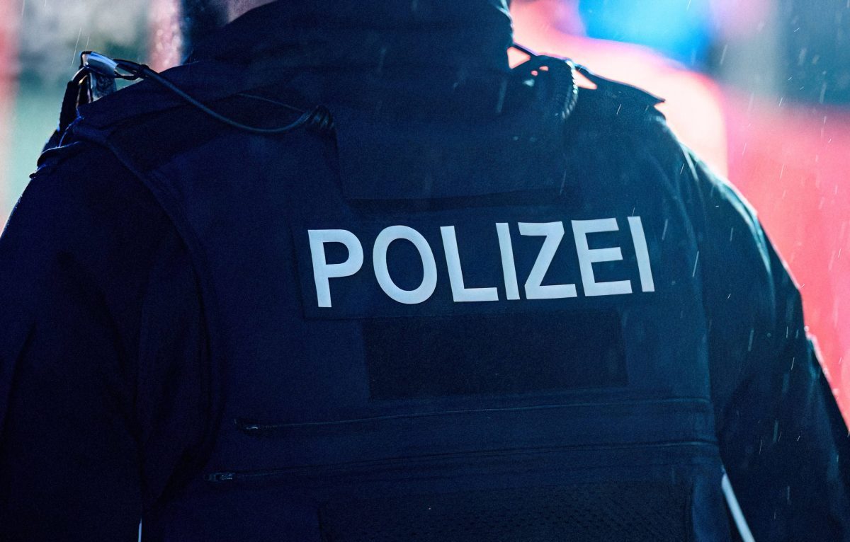 Schriftzug Polizei auf Weste von Polizist (Symbolbild Thüringen)