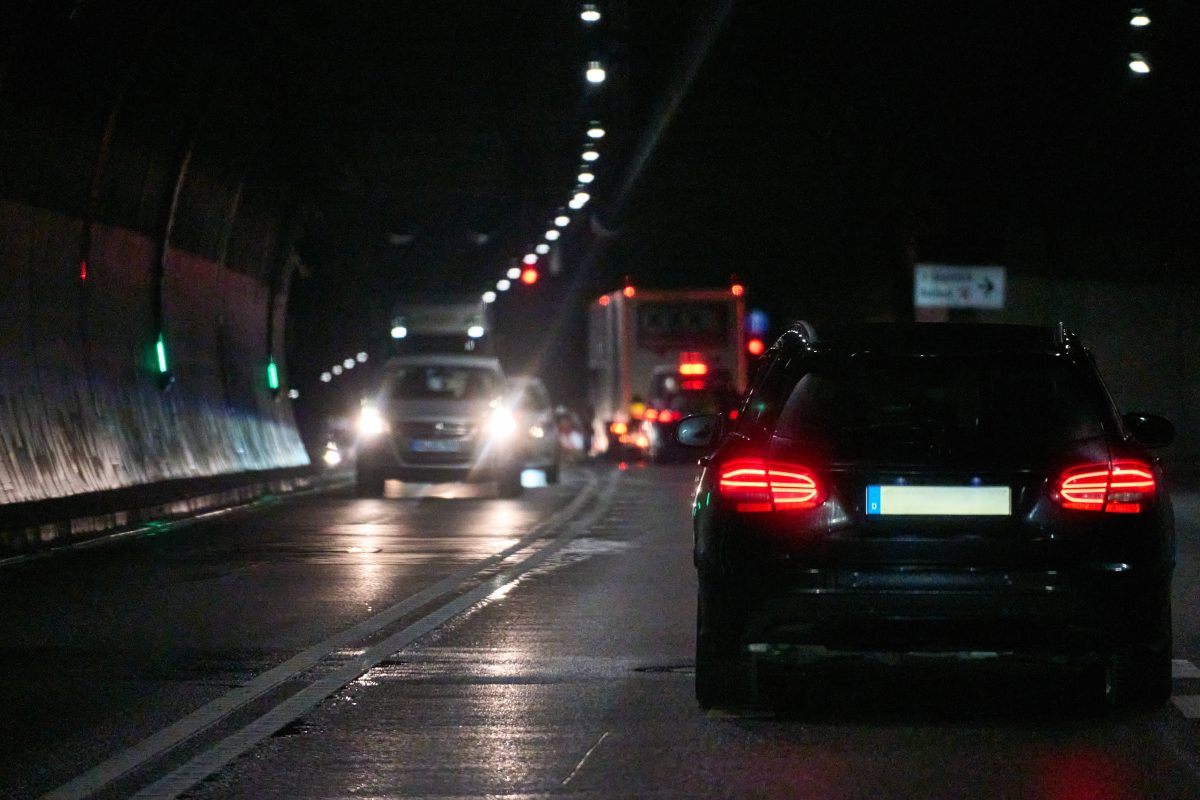 Dichter Verkehr in einem Tunnel bei Nacht in Thüringen (Symbolbild)