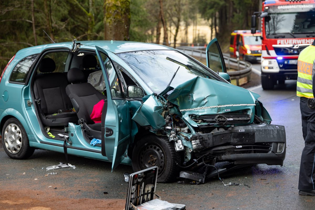 Bei dem Unfall in Thüringen sind drei Menschen schwer verletzt worden.