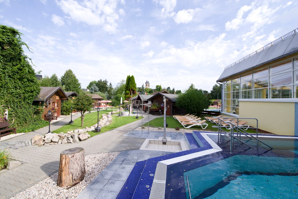 Schwimmbecken im Außenbereich der Kristall-Therme in Bad Klosterlausnitz. 