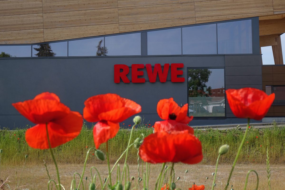 Kunden von Rewe und Penny staunen vor den Getränke-Regalen.