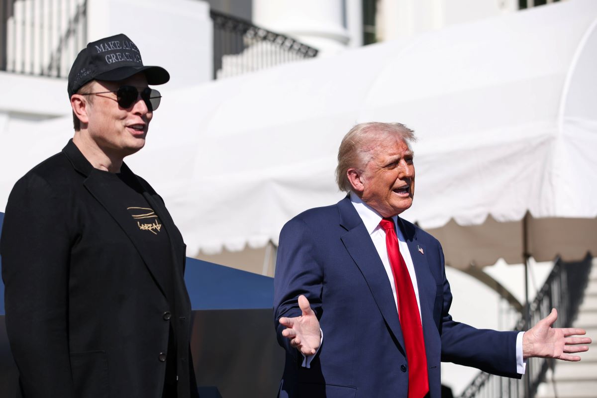 Donald Trump und Elon Musk vor dem Weißen Haus.