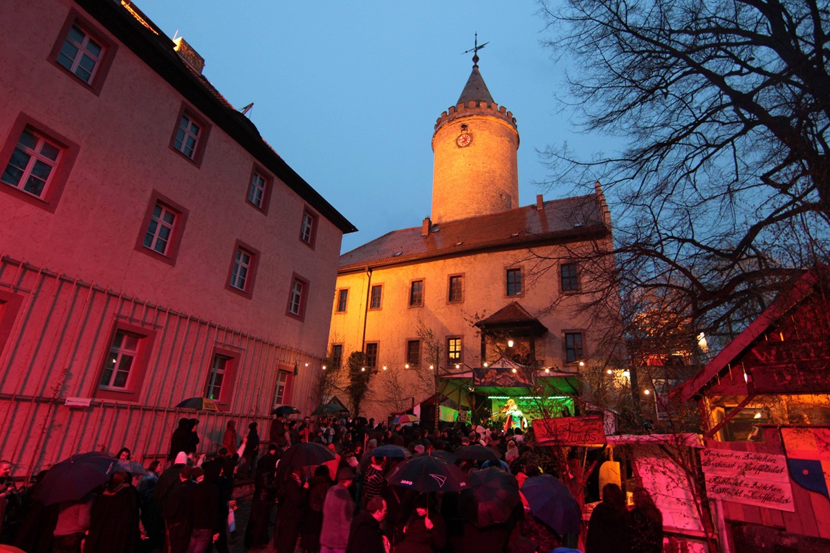 Auf der Leuchtenburg gib es rund um die Osterfeiertage viel zu erleben. (Archivbild)