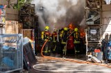 Die Einsatzkräfte der Feuerwehr in Thüringen mussten das Feuer in einer Lagerhalle bekämpfen.