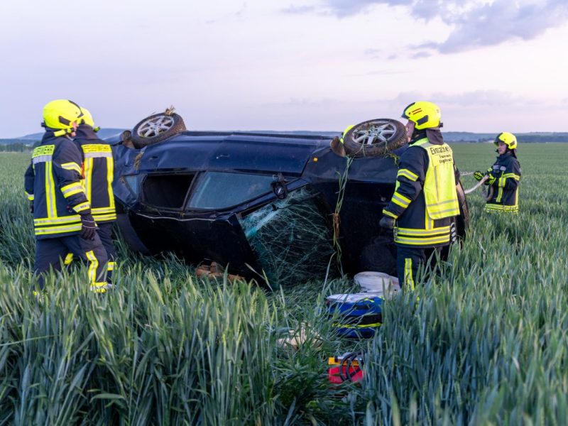 Thüringen: Autofahrer baut Mega-Crash – und schläft erstmal ne Runde