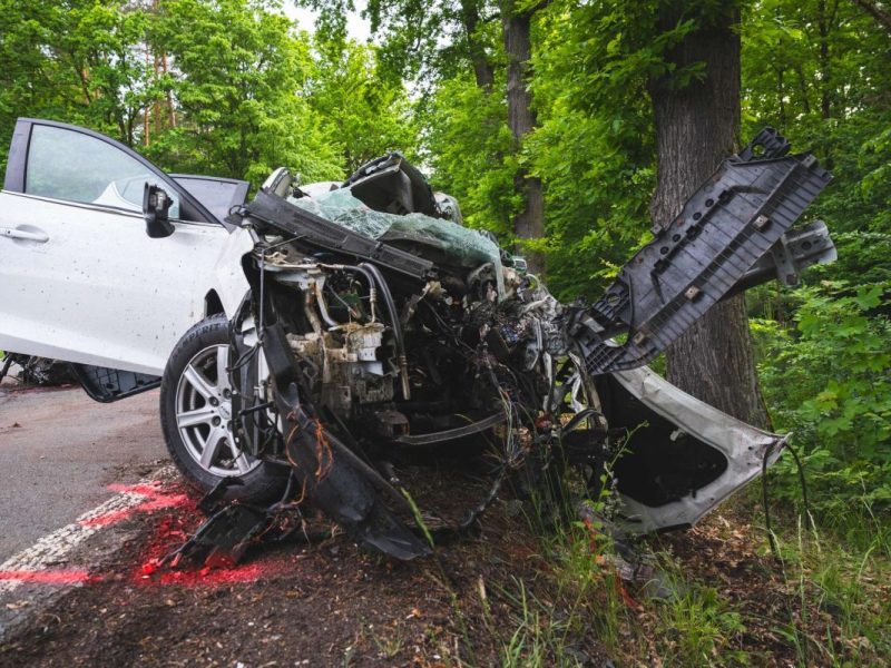 Thüringen: Tödlicher Crash! Fahrer wird aus Auto geschleudert und stirbt