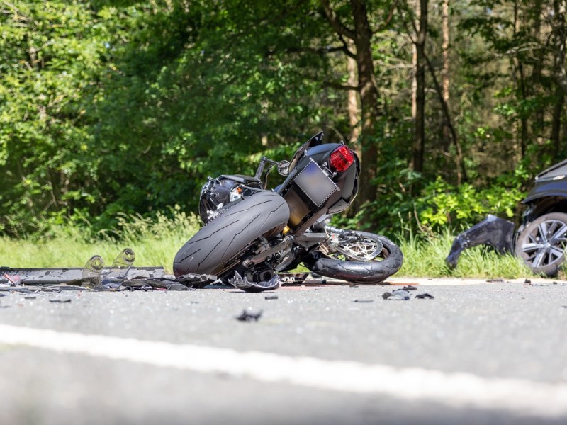 Thüringen: Kleinwagen kracht in Motorrad! Ein Toter, zwei Schwerverletzte