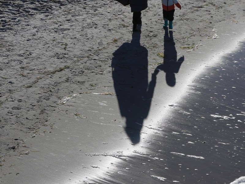 Mann sorgt mit Messer am Ostsee-Strand für Angst und Schrecken – Attacke auf Mutter mit Kind (2)