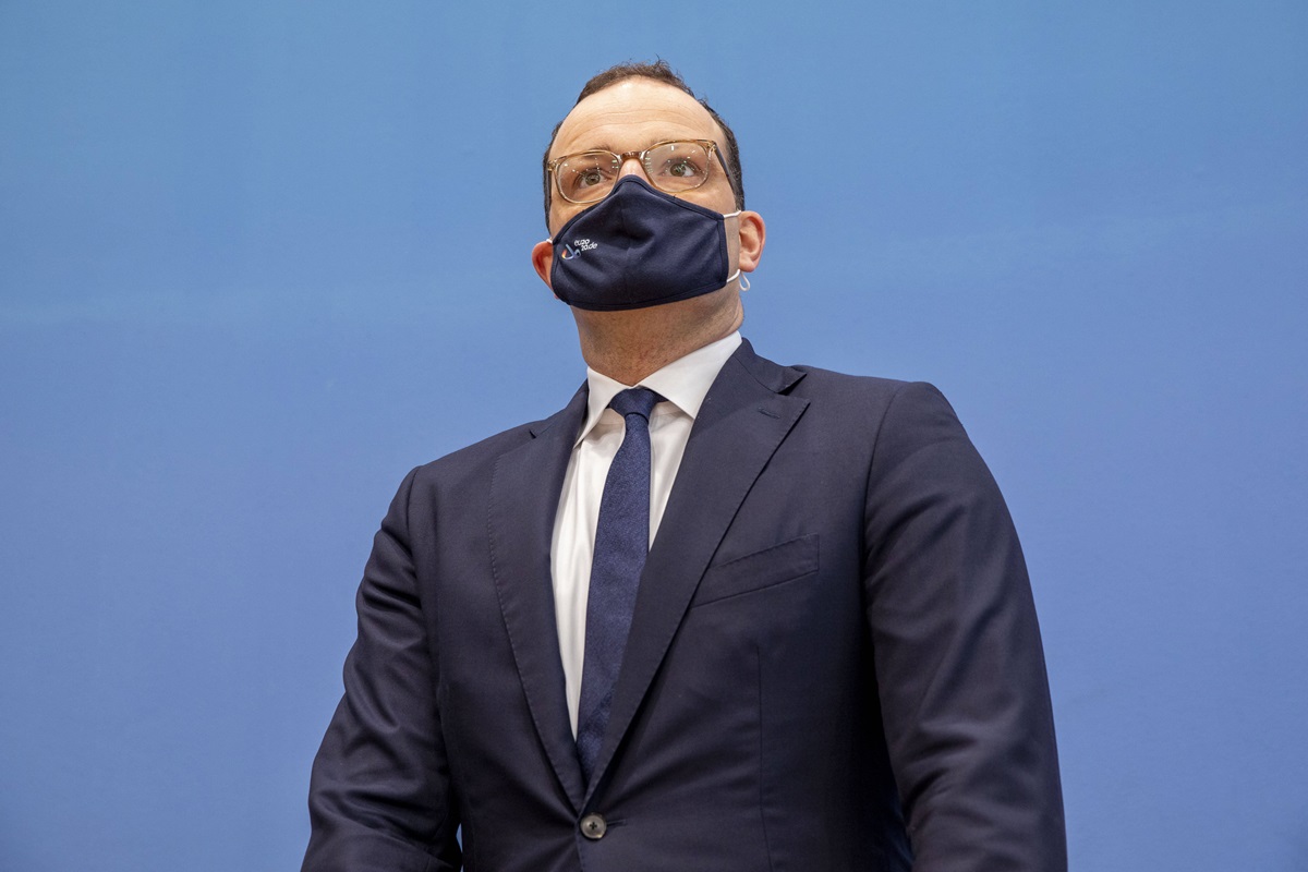 „Ich habe ein reines Gewissen“ beteuert Jens Spahn (CDU) – doch was steckt wirklich hinter dem Fiege-Deal und den Geld-Klagen? Der Druck steigt.