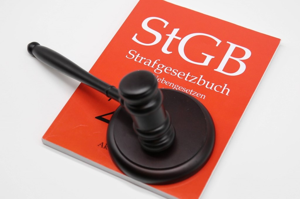 Anzeige gegen Born